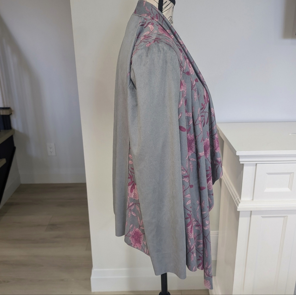 TANJAY | Women's Grey/Pink Faux Suede Floral Lightweight Open Jacket - Picture 4 of 7